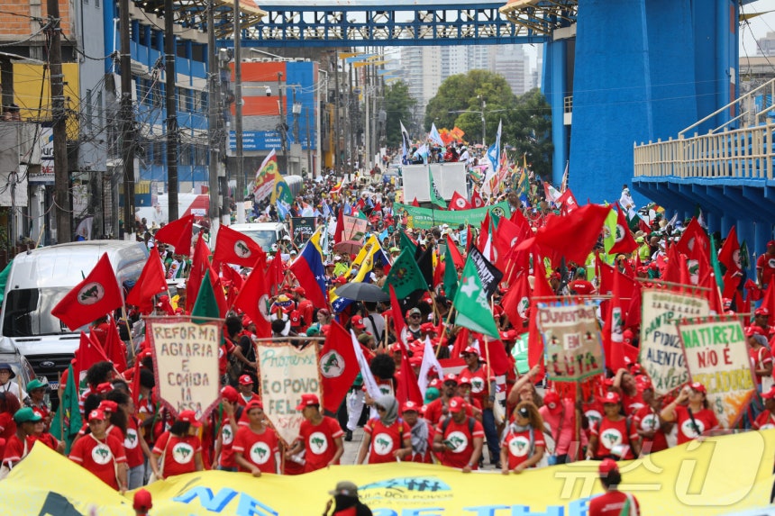 15일(현지시간) 브라질 벨렝에서 열린 제30차 유엔기후변화협약 당사국총회(COP30) 기간 중 기후 정의와 영토 보호를 요구하는 시위에 참가한 시위자들. 2025.11.15./뉴