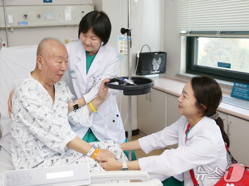 서울아산병원 낙상대응팀이 낙상 환자에게 폴대를 이용한 안전한 이동 방법을 교육하고 있다.(서울아산병원 제공)