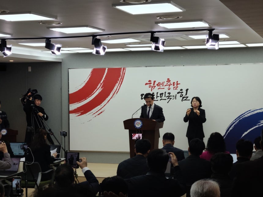 김태흠 지사가 18일 도청 프레스센터에서 천안아산 돔구장 추진 계획을 브리핑하고 있다.2025.11.18/뉴스1