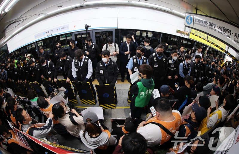 '5호선 광화문역 시위' <b>전장연</b> 활동가, <b>경찰 폭행</b> 현행범 체포