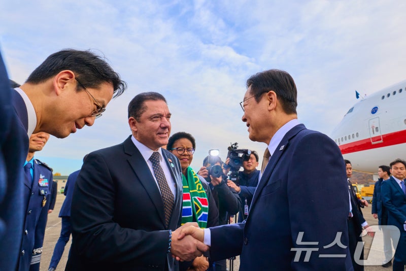 李대통령 직접 맞이한 <b>UAE</b> 대통령…<b>정상회담</b> 곧 시작
