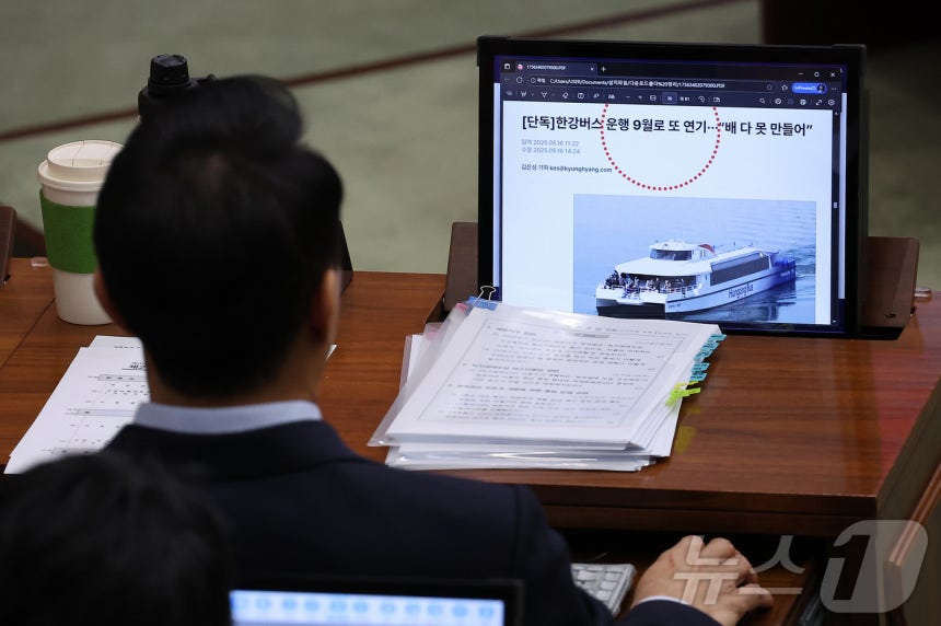 오세훈 서울시장이 18일 오전 서울 중구 서울시의회에서 열린 제333회 정례회 시정질문에 참석해 한강버스 관련 자료를 살펴보고 있다. 2025.11.18/뉴스1 ⓒ News1 김진환 기자