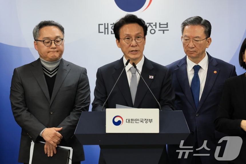 김민석 국무총리가18일 서울 종로구 정부서울청사에서 론스타 ISDS 취소 신청 관련 긴급 브리핑을 하고 있다. ⓒ News1 임세영 기자