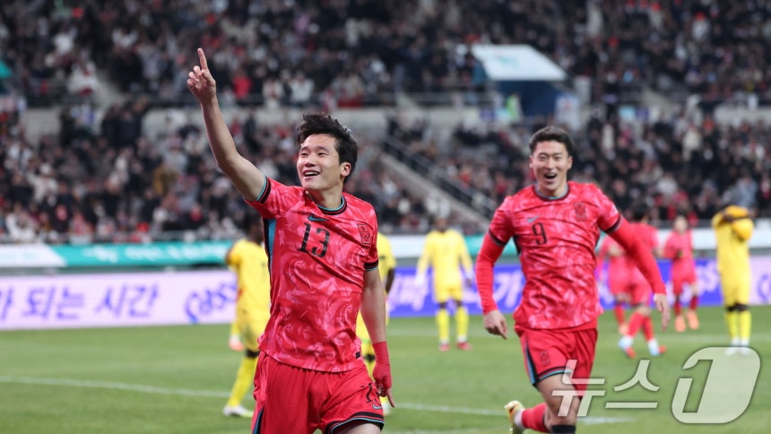 18일 오후 서울 마포구 서울월드컵경기장에서 열린 ‘하나은행 초청 국가대표팀 친선경기’ 대한민국과 가나와의 경기에서 후반 이태석이 헤더 선제골을 넣고 세리머니하고 있다. 2025.