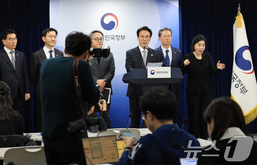 김민석 국무총리와 정성호 법무부 장관이 18일 서울 종로구 정부서울청사에서 론스타 ISDS 취소 신청 결과 관련 긴급 브리핑을 하고 있다. 2025.11.18/뉴스1 ⓒ News1