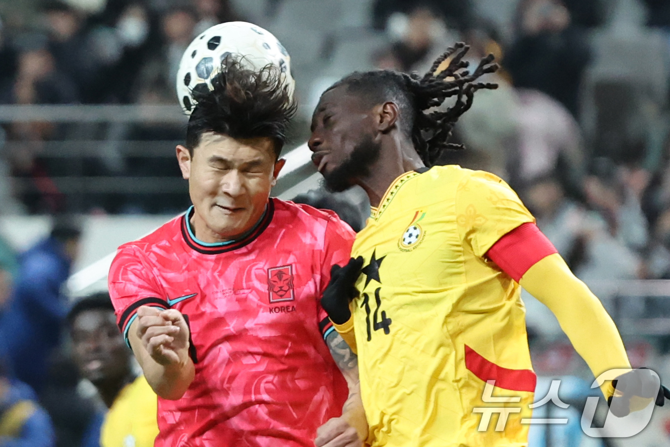 경기 중 충돌 <b>김민재</b>, <b>뇌진탕</b> 증세…KFA "걱정할 수준은 아냐"