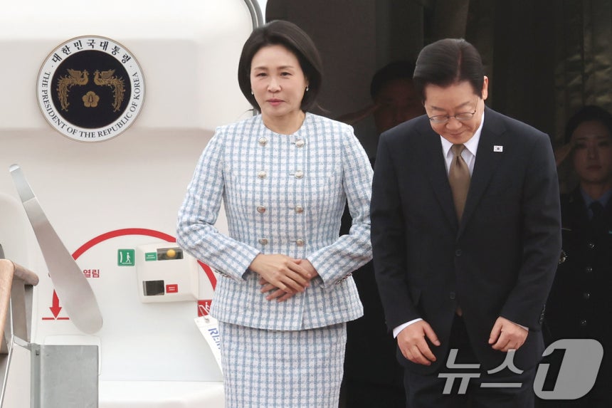 이재명 대통령과 김혜경 여사가 17일 오전 주요 20개국(G20) 정상회의 참석을 계기로 아프리카와 중동 등 4개국 순방을 위해 경기 성남 서울공항을 통해 출국하며 인사하고 있다.