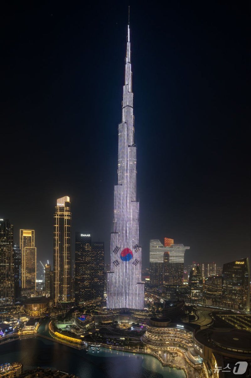 828m <b>부르즈칼리파</b>에 빛나는 '<b>태극기</b>'…UAE, 李대통령 최고 의전