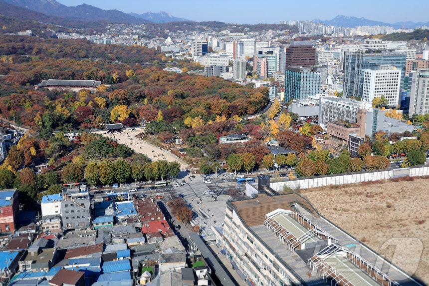 국가유산청이 올해 안으로 유네스코 세계유산 종묘 일대를 '세계유산지구'로 지정 고시와 관련 행정 절차를 마치고, 서울시에 세계유산영향평가를 요청할 계획이라고 밝혔다. 다만 서울시는 세운4구역이 종묘로부터 100m 이