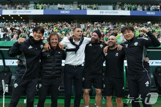 프로축구연맹, 전북 <b>타노스 코치</b> 손동작 '눈 찢기' 맞다…<b>징계</b> 조치