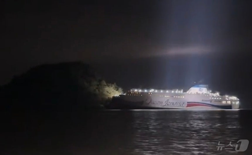 19일 오후 8시 16분쯤 전남 신안군 장산면 족도에 260여명이 탑승한 여객선이 좌초돼 해경이 구조 작업을 벌이고 있다. (목포해경 제공. 재판매 및 DB 금지) 2025.11.