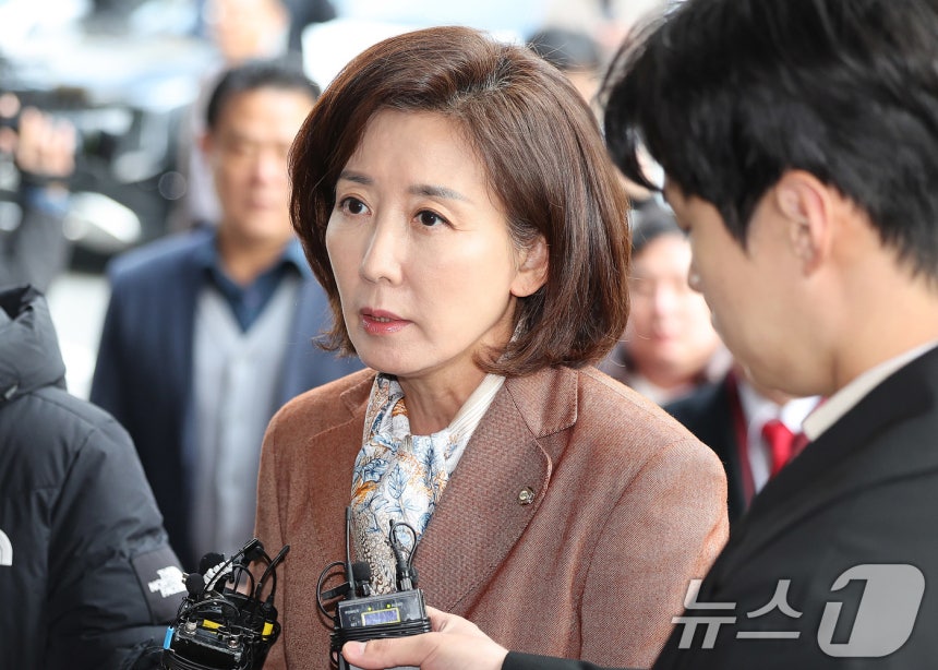 나경원 국민의힘 의원이 20일 서울 양천구 남부지법에서 열린 '자유한국당 패스트트랙(신속처리안건) 충돌 사건' 1심 선고 공판에 출석하며 취재진 질문에 답하고 있다. 2025.11.20/뉴스1 ⓒ News1 박지혜