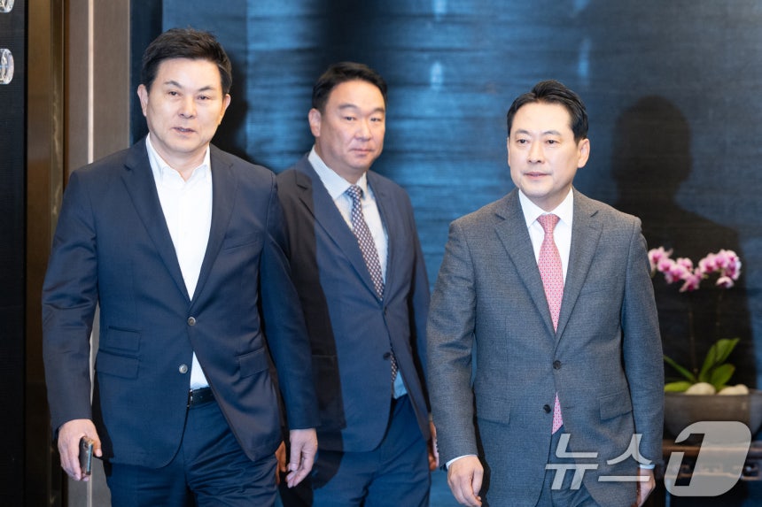 장동혁 국민의힘 대표(오른쪽)가 19일 서울 여의도의 한 식당으로 중진 오찬을 위해 발걸음을 옮기고 있다. 왼쪽은 김태호 의원. 2025.11.19/뉴스1 ⓒ News1 이승배 기자