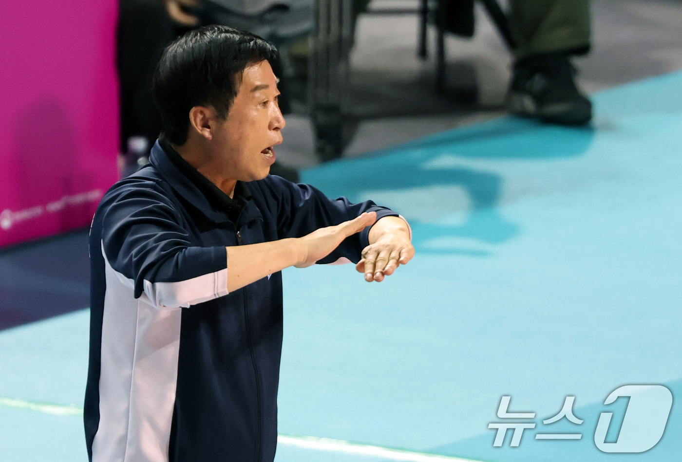'7연패' 기업은행 <b>김호철 감독</b> 자진 <b>사퇴</b>…여오현 대행 체제로