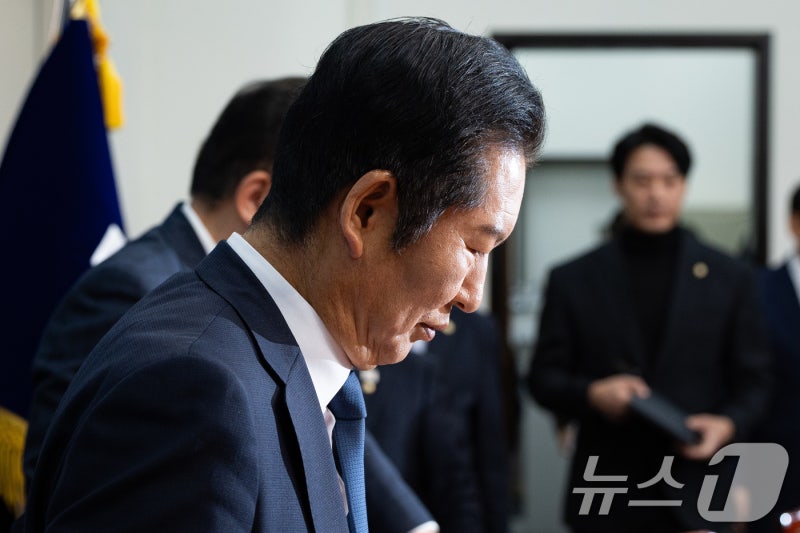 與, 정청래 주도 '당원 <b>1인 1표제</b>' 중앙위 일주일 <b>연기</b>…"우려 논의"