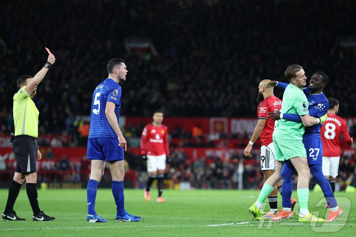 EPL <b>에버턴</b> 게예, <b>동료</b> 뺨 때려 황당 <b>퇴장</b>…팀은 맨유 1-0 제압