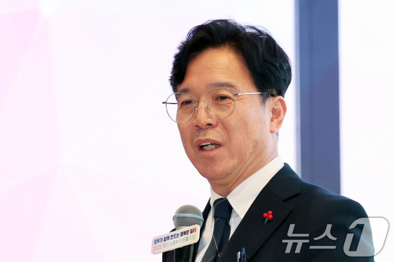 <b>김영훈 장관</b> “새로운 <b>노동문법</b> 필요해”
