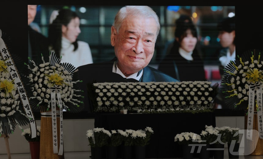 25일 서울 여의도 KBS 본관 내 시청자광장에 마련된 故이순재의 특별 분향소에서 고인의 영상이 흘러나오고 있다. 고인은 이날 새벽 91세를 일기로 별세했다. 2025.11.25/