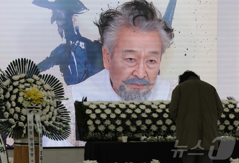 '국민배우' 故 <b>이순재</b>, <b>금관문화훈장</b> 추서…대중문화 거장 기린다