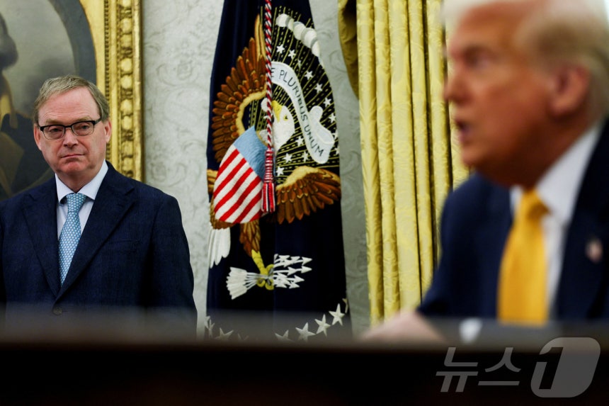 케빈 해싯 백악관 국가경제위원회(NEC) 위원장이 3월 7일(현지시간) 워싱턴 백악관 대통령 집무실에서 도널드 트럼프 미국 대통령을 바라보고 있다. 2025.3.7 ⓒ 로이터=뉴스