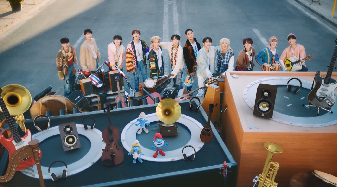 <b>세븐틴</b>, <b>스머프</b>와 만났다…'음악의 신' 뮤비로 특별한 <b>협업</b>