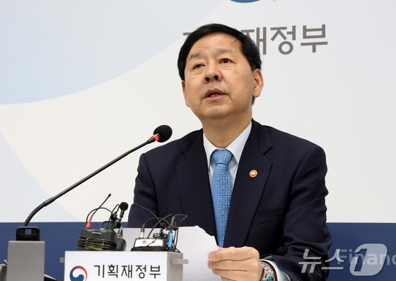 구윤철 "환율 변동성 과도시 단호 대응…<b>연금</b>과 '<b>뉴 프레임워크</b>' 논의"