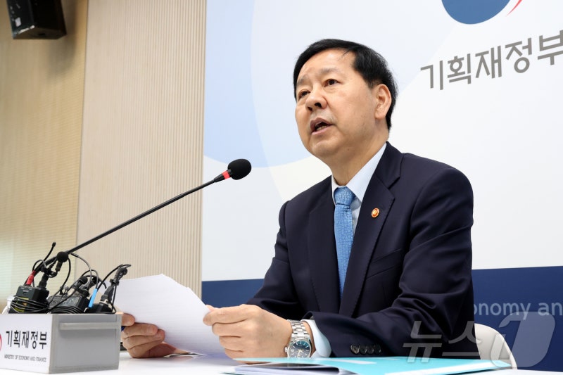 <b>구윤철</b> "<b>국민연금 뉴 프레임워크</b> 논의…수익성·외환 안정 해법 모색"(종...