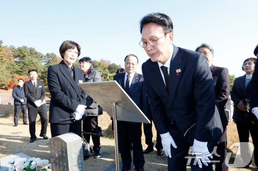 김민석 국무총리가 26일 광주 북구 국립5·18민주묘지를 찾아 문재학열사 묘를 참배하고 있다. 2025.11.26/뉴스1 ⓒ News1 김태성 기자
