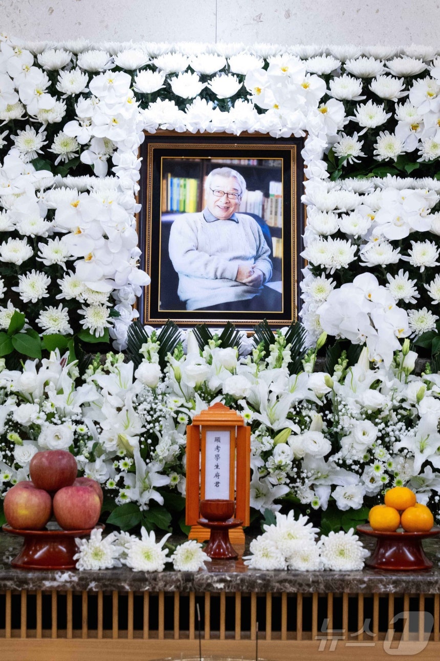 국민배우 이순재 선생님 영면 후배들 배웅에 금관문화훈장까지