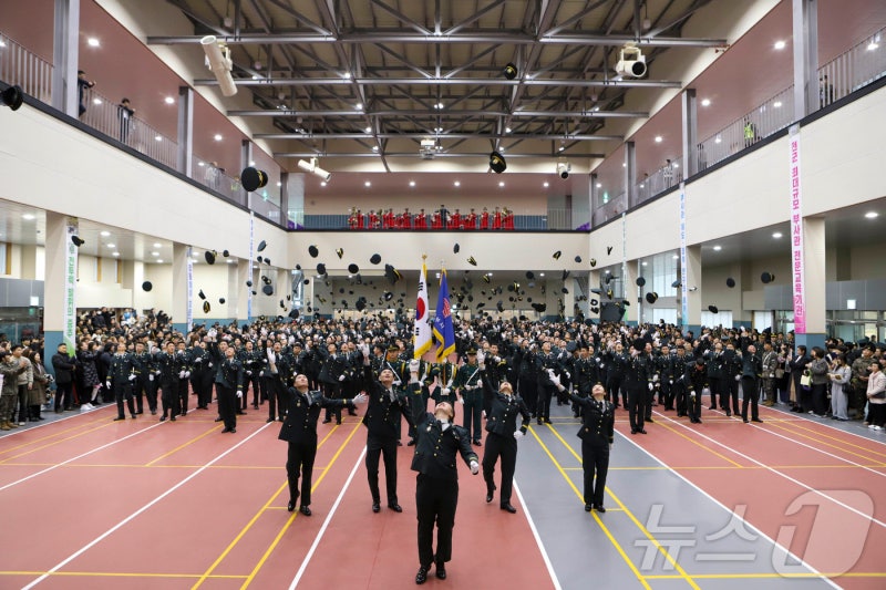 <b>육군</b> 최정예 <b>전투부사관</b> 352명 임관…'자격증 7개 하사' 군복 입어
