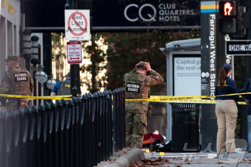 지난 26일(현지시간) 워싱턴DC 도심에서 발생한 총격사건 현장. 백악관에서 불과 몇 블록 떨어진 거리에서 발생한 이번 사건으로 총격을 입은 2명의 웨스트버지니아 주 방위군 소속 