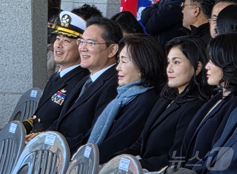 <b>이재용</b>, <b>장남</b> 지호씨 <b>해군 소위</b> 임관식 참석…홍라희·이서현 동행