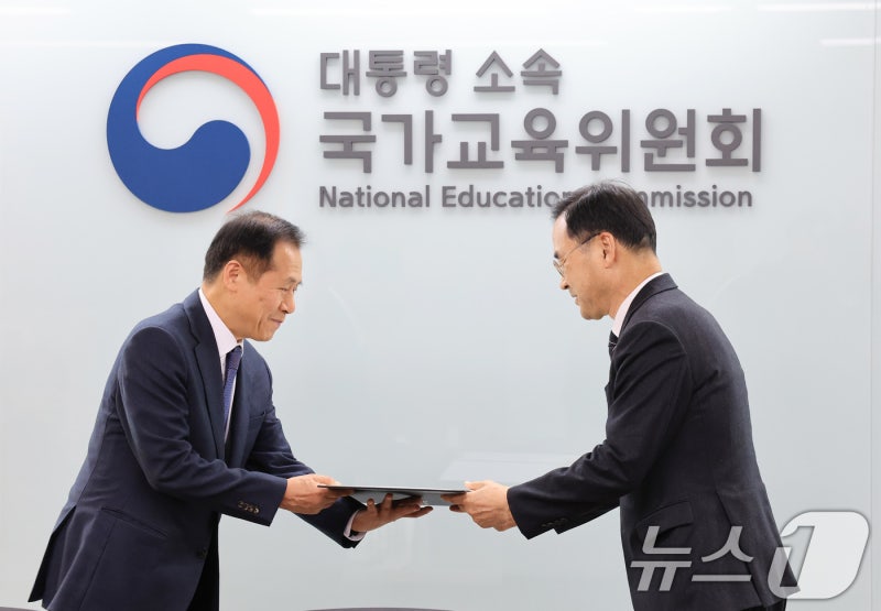 <b>차정인</b> 국가<b>교육</b>위원장, 안승문 <b>AI</b>시대 <b>교육</b> 특별위원장 위촉장 수여