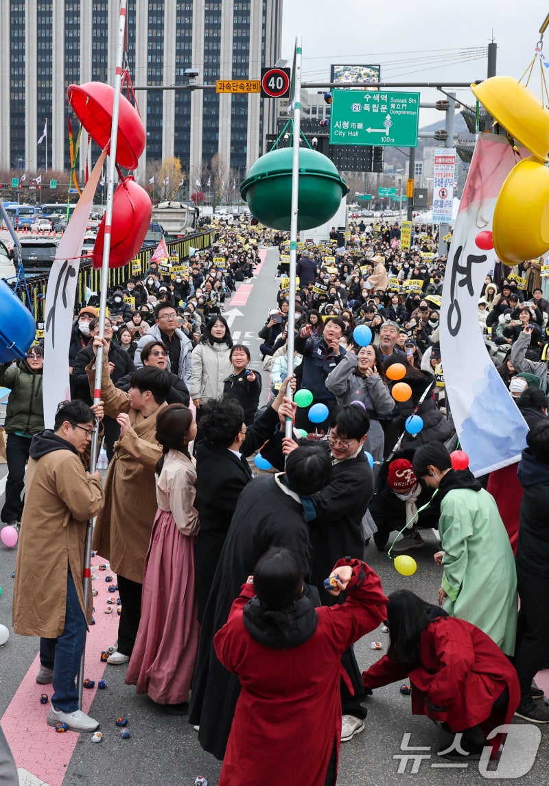 '<b>교사</b>들의 <b>정당가입</b> 허용을 위해'