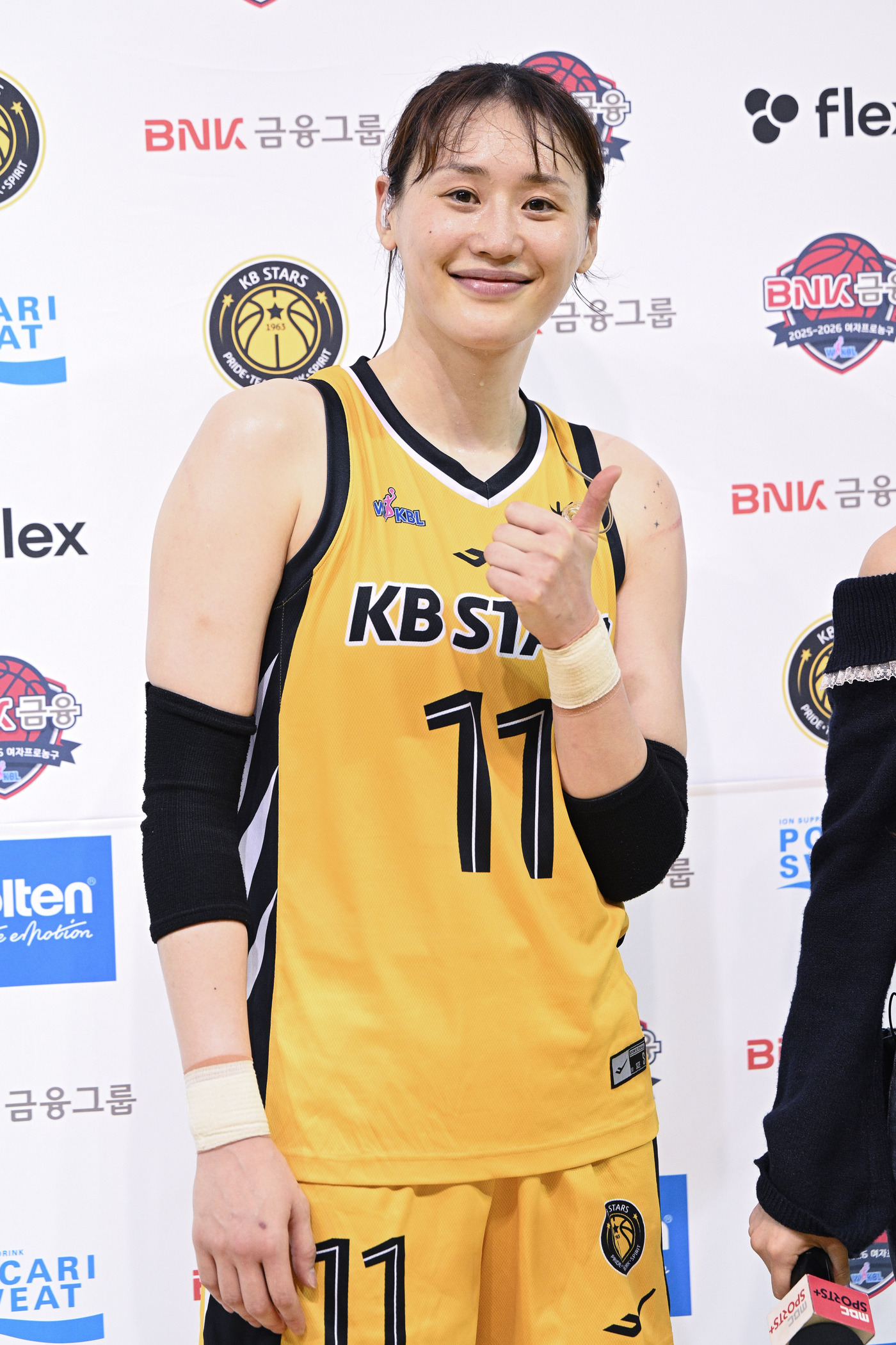 '박지수 없는' <b>KB</b>, 우리은행 잡고 단독 <b>선두</b>…<b>강이슬</b> 27점 활약