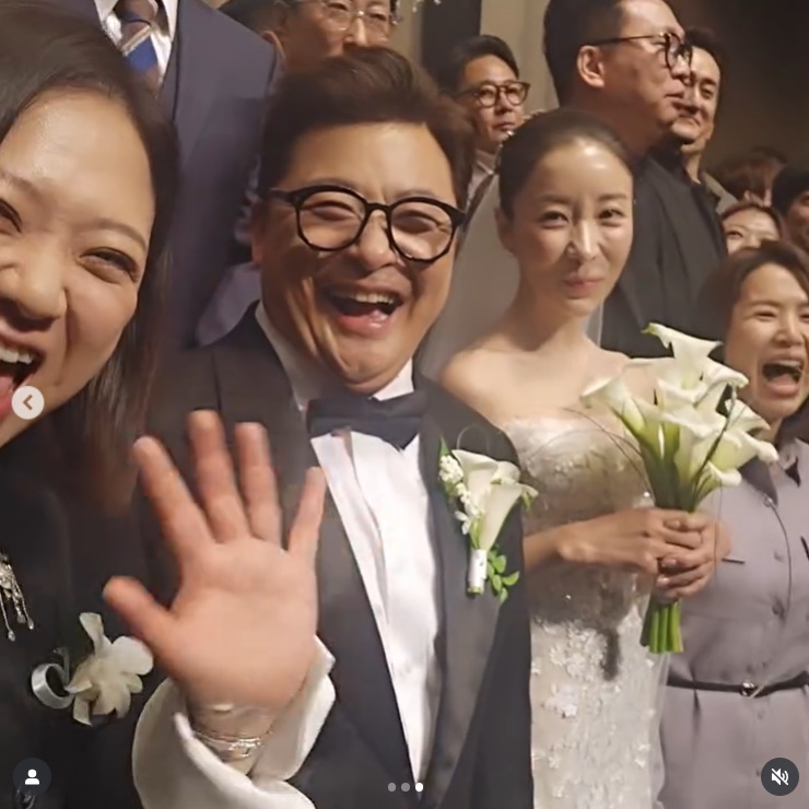 김숙, '전 가상남편' <b>윤정수 결혼</b>식 사회에 단체 사진 바로 옆자리까지