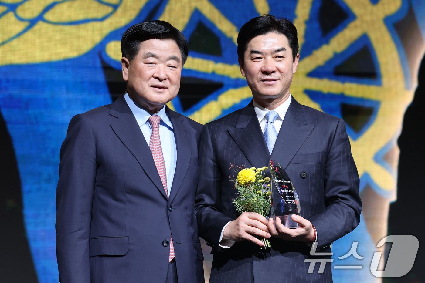 K리그2 <b>감독상</b> 수상한 <b>윤정환</b> 감독