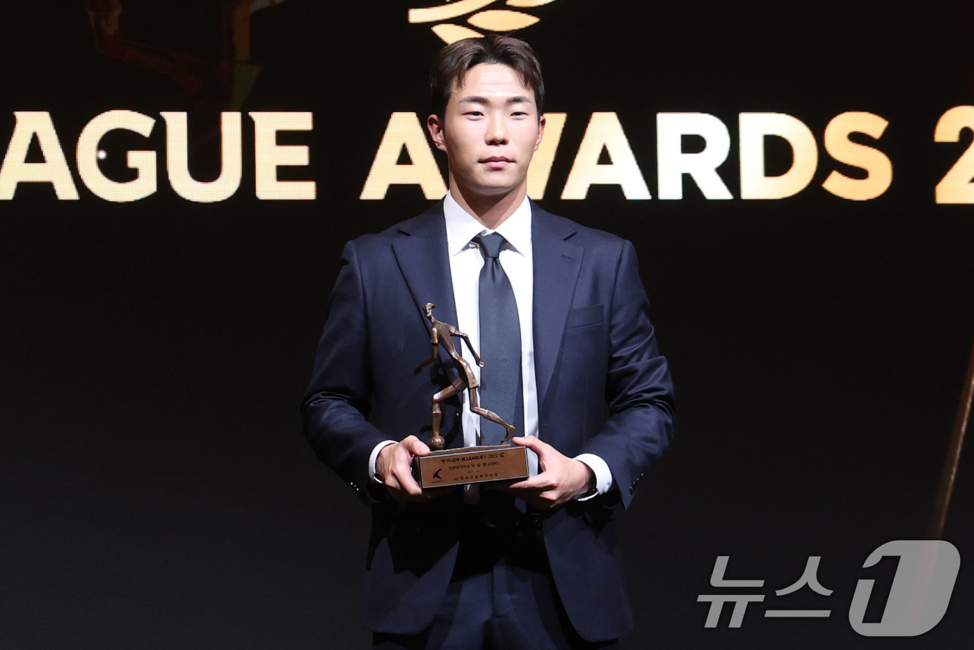 <b>영플레이어상</b> 트로피 든 <b>이승원</b>