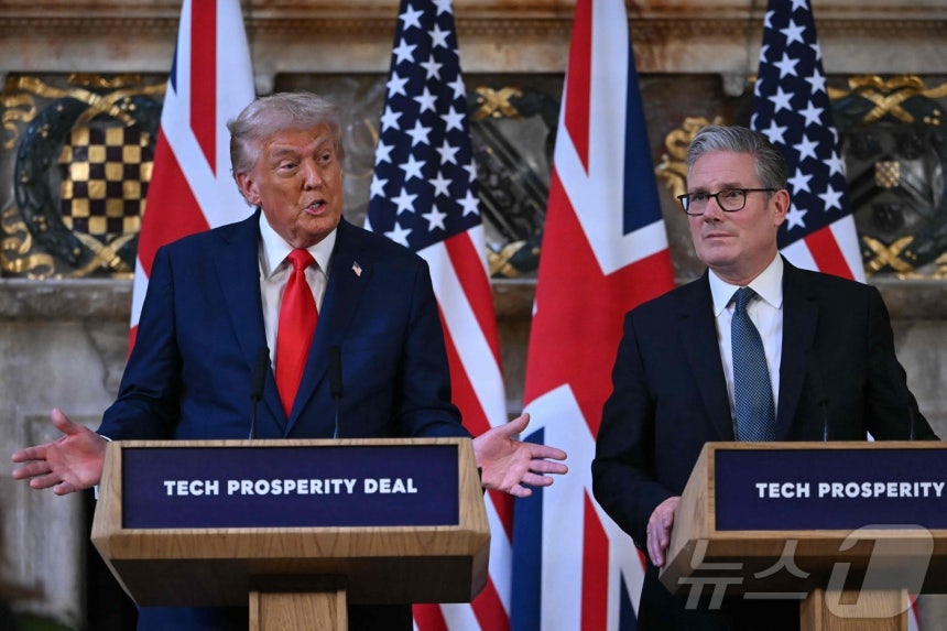 영국을 국빈 방문중인 도널드 트럼프 미국 대통령이 18일(현지시간) 버킹엄셔의 총리 별장 체커스에서 키어 스타머 영국 총리와 정상회담 후 연 공동 기자회견에 임했다. 2025.09