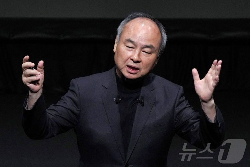손정의 "앞으로 세계 GDP의 10%는 AI가 창출"…거품론 일축