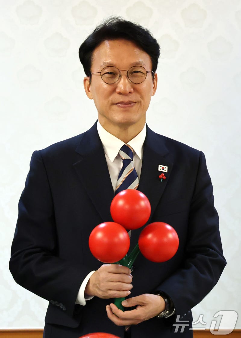 <b>사랑의 열매</b> 든 <b>김민석 총리</b>