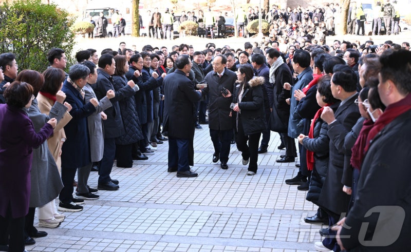 '<b>구속</b> 기로' <b>추경호</b> "공정 판단 기대"…특검 "<b>영장 청구</b> 마지막"(종합)