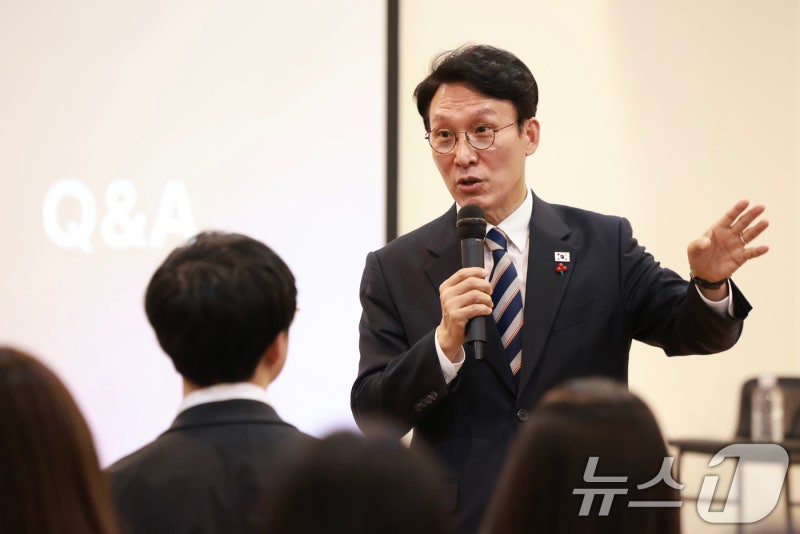 <b>김민석 총리</b>, 청년 인턴 대상 <b>국정설명회</b> 참석