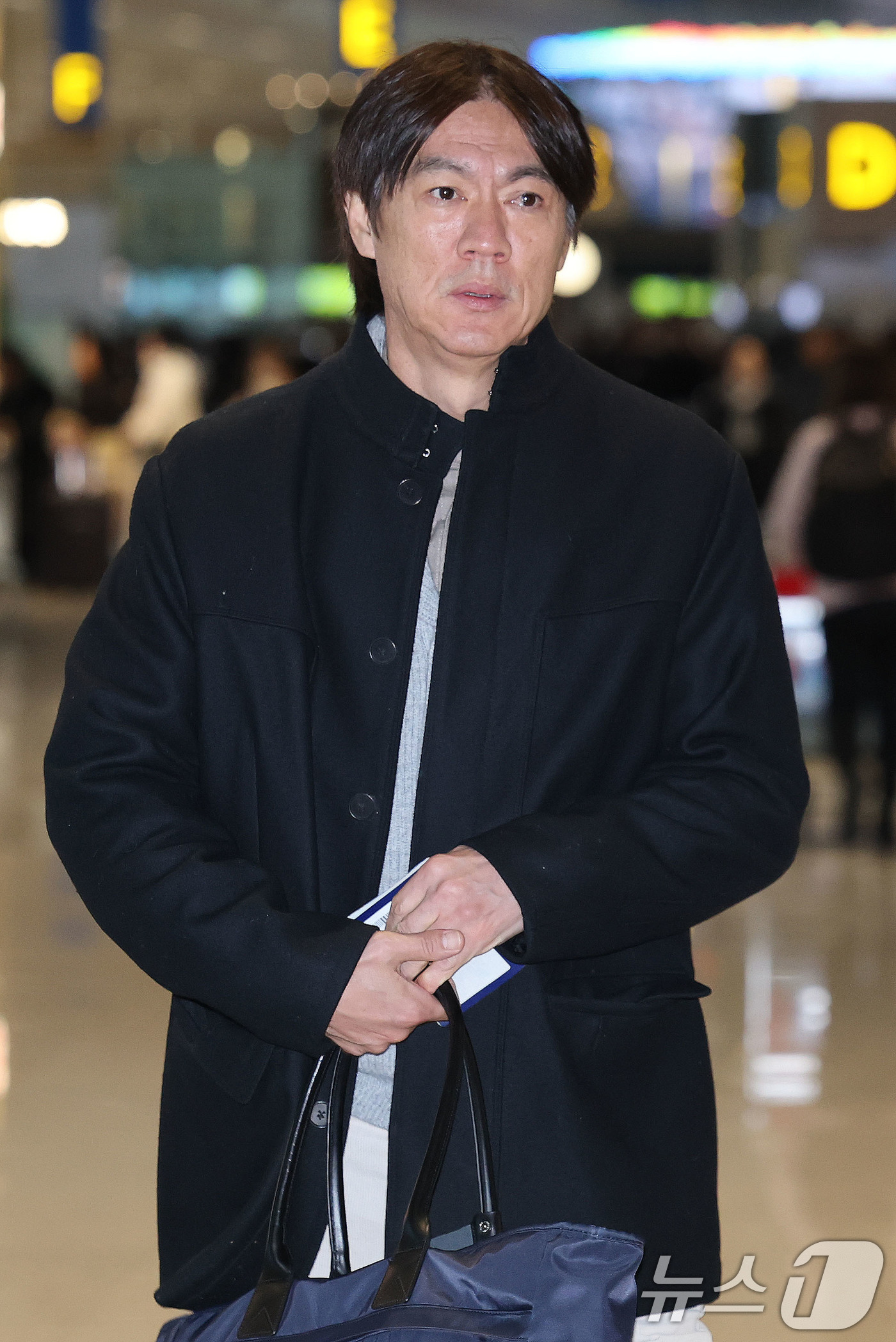 <b>월드컵 조 추첨식</b> 위해 출국하는 홍명보 감독