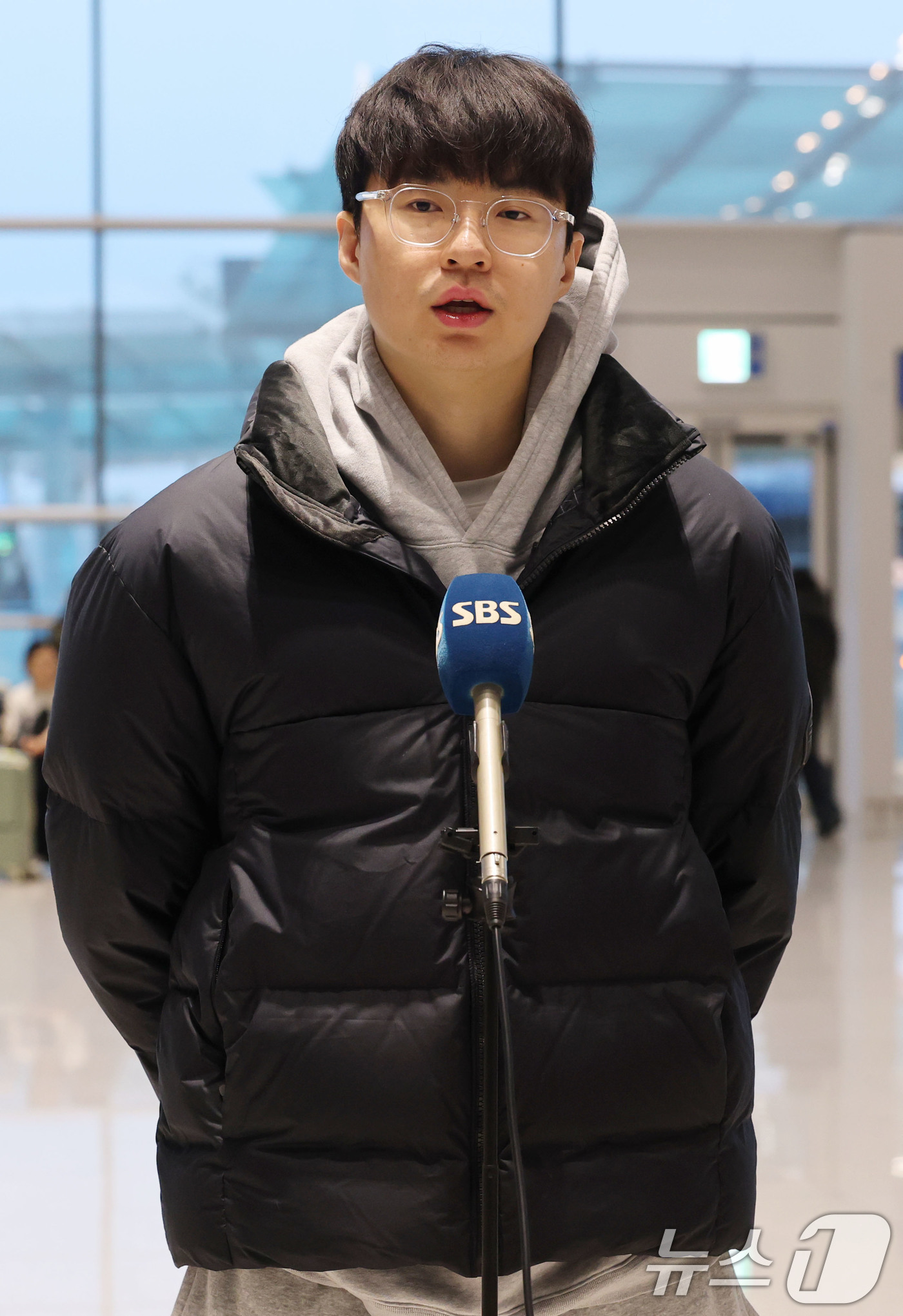 <b>출국</b>하는 한국 농구 에이스 <b>이현중</b>