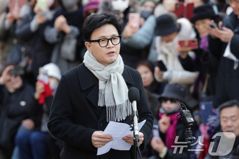 <b>한동훈</b> "<b>계엄</b> 미리 못 막아 깊이 <b>사과</b>…李는 <b>계엄</b> 빼고 나쁜 짓 다해"