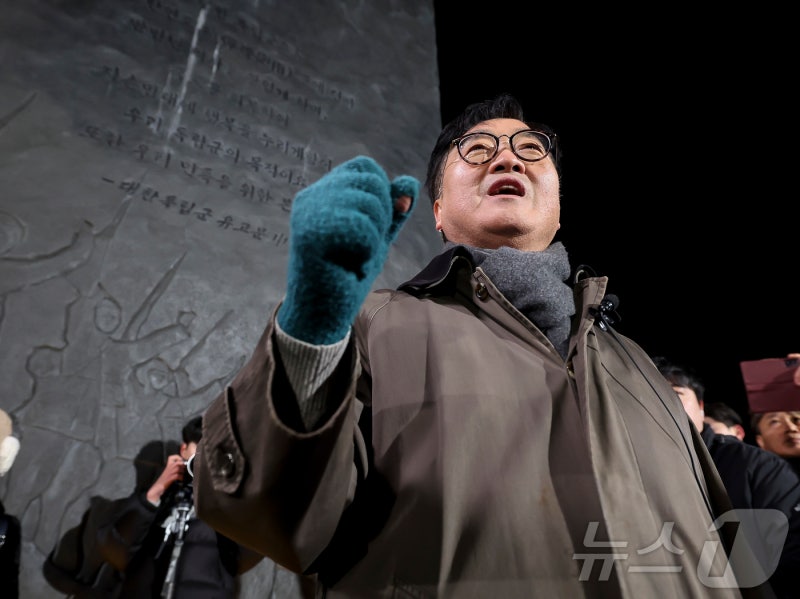 <b>우원식</b> <b>의장</b> '주먹 불끈'