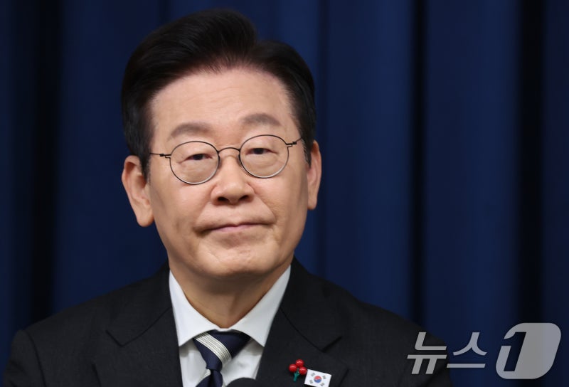 李대통령 '<b>계엄 1년</b>' 국회 앞 <b>집회</b> 참석 계획 취소…"위해 우려"