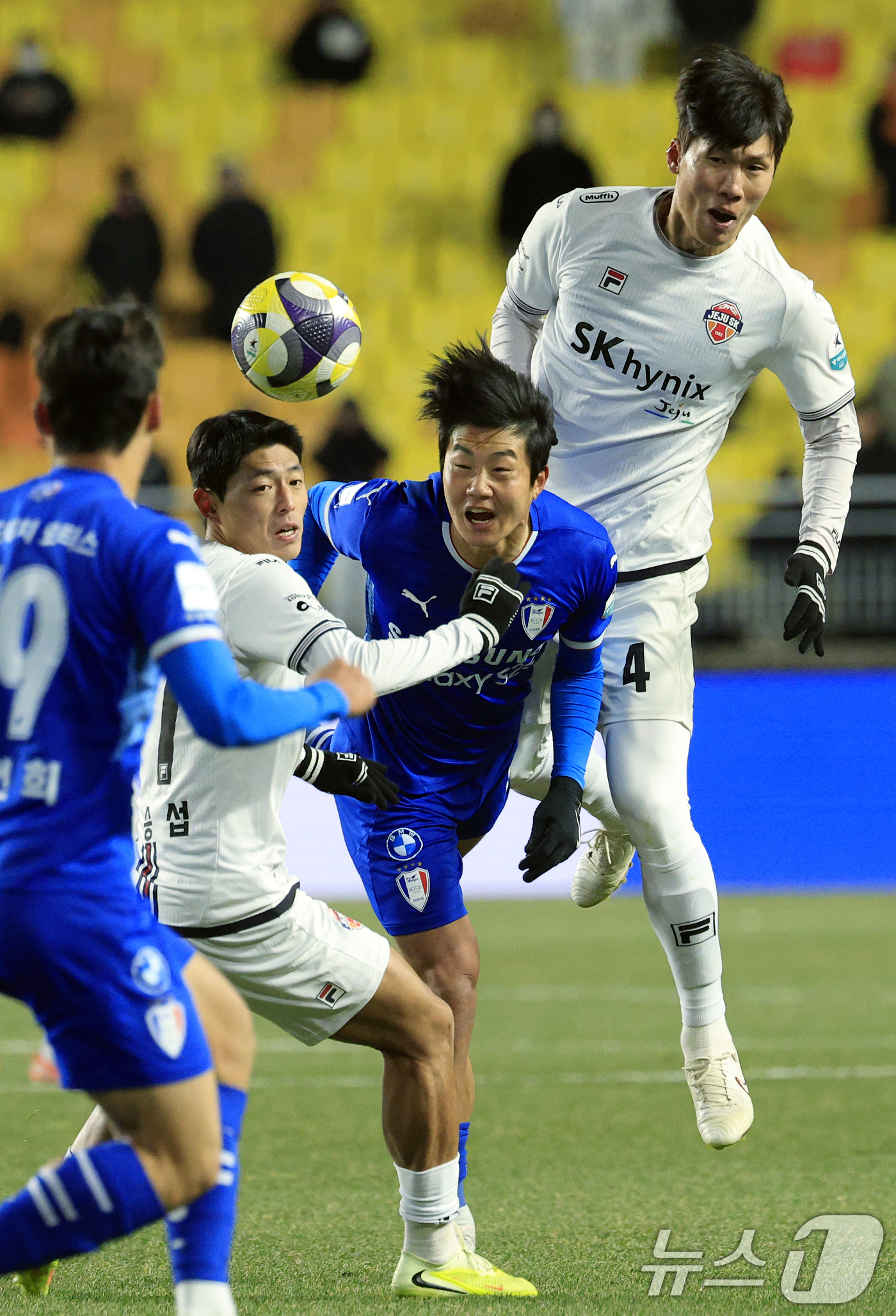 치열한 <b>삼성</b> vs <b>SK</b> 승강PO <b>반도체 더비</b>