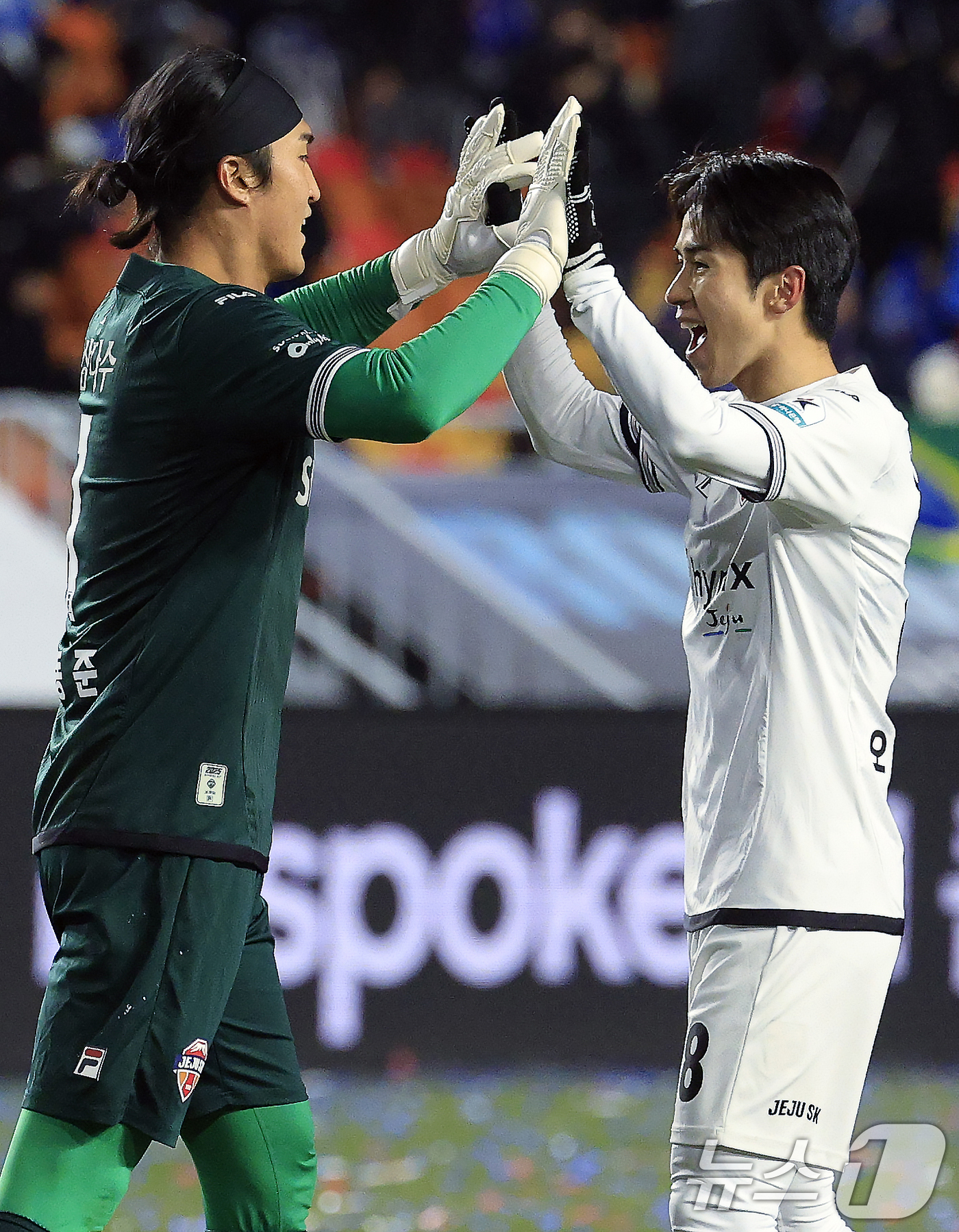 <b>삼성</b> vs <b>SK</b> 승강PO <b>반도체 더비</b> 1차전 승리거둔 제주